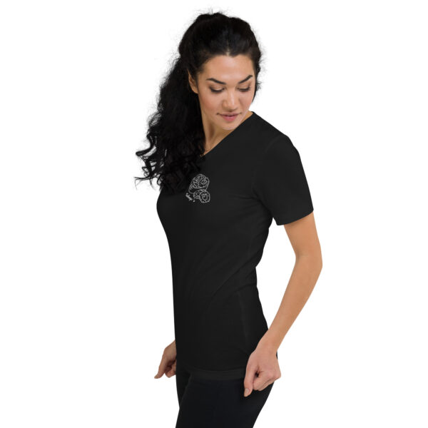 unisex-v-neck-tee-black-left-front-69ea411ab7882.jpg Remera manga corta bordada La chipera cuello pico