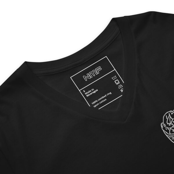 unisex-v-neck-tee-black-product-details-69ea411ab869e.jpg Remera manga corta bordada La chipera cuello pico