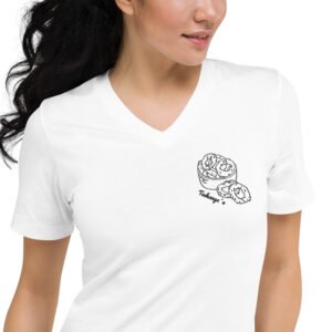 Remera blanca La Chipera de cuello pico con bordado en el pecho