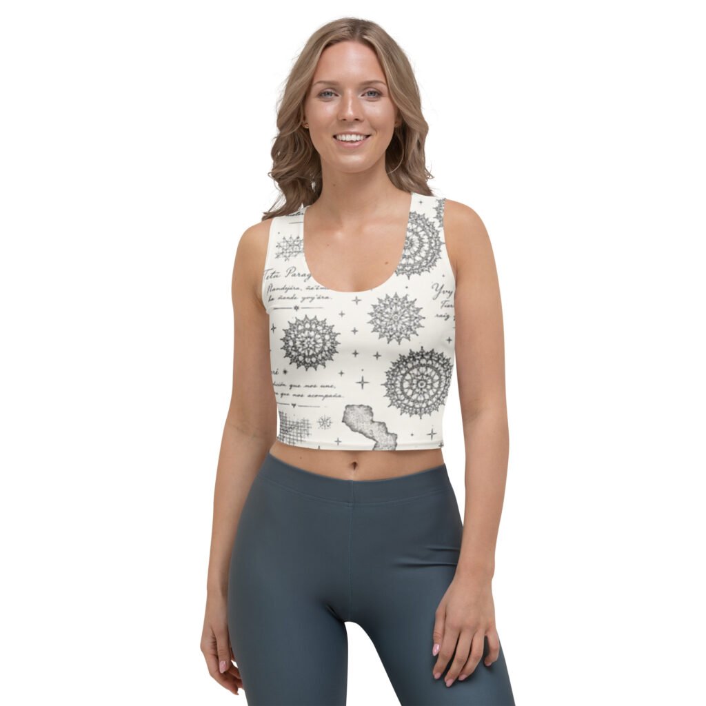 Mujer con remera corta de tirantes Manuscritos Guaraní