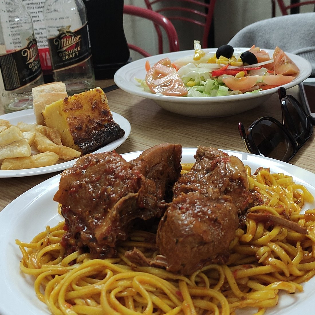 Comida servida en Bar Legazpi en Barcelona
